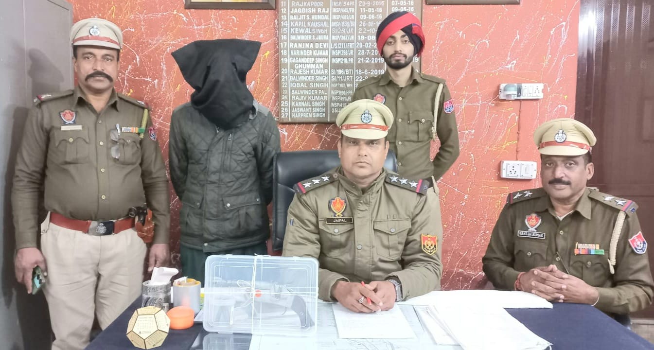 Country pistol (katta), one person arrested with three live rounds